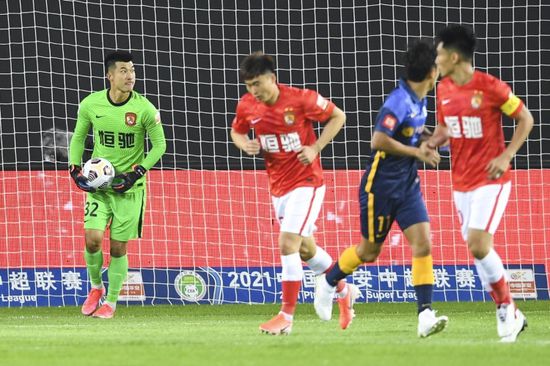 前那不勒斯队长、意大利前锋洛伦佐-因西涅近日回到了意大利，并观看了那不勒斯主场与国际米兰的比赛，意大利媒体天空体育也借此机会对他进行了独家专访，因西涅在采访中谈到了许多话题，表示自己本想永远效力于那不勒斯，但这并没有实现，至于意大利国家队，他也希望自己能再次入围。